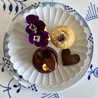 Petit fours på fad