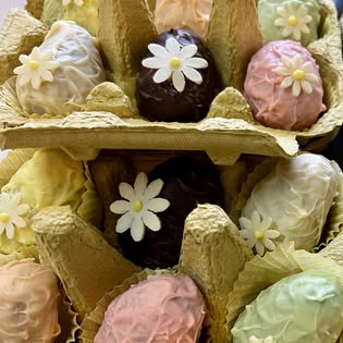 Pastelfarvede kager i æske